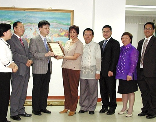 [2005년 5월] 필리핀 대사님께서 감사패 수여 게시글의 3번째 첨부파일입니다.